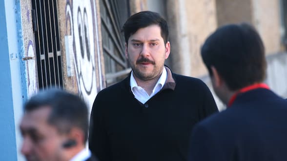 Diputado Irarrázaval denuncia a la U. de Chile en Contraloría por viaje de Simón Boric a España en 2022