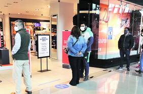 A un año de la pandemia, centros comerciales flexibilizan contratos de locatarios, aunque persisten cuestionamientos