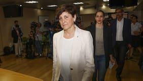 Ministra de Salud niega trato preferente en cirugía a su madre y descarta renuncia
