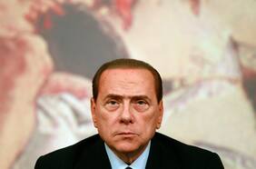 Silvio Berlusconi, el primer ministro que le regalaba autos a las mujeres en sus fiestas sexuales