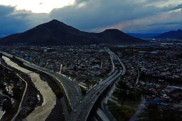 Cerro Renca de fondo, emplazado en la única comuna del Gran Santiago que permanece en cuarentena. Imagen referencial.