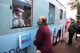 Bus eléctrico se transforma en laboratorio móvil para detectar Covid-19 en Chile