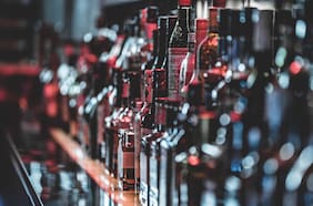 El motivo por el que despidieron a una mesera: agregó singular ingrediente a un trago