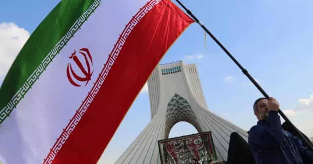 Photo: La Tercera Una bandera de Irán en Teherán (Archivo) - ROUZBEH FOULADI / ZUMA PRESS / CONTACTOPHOTO