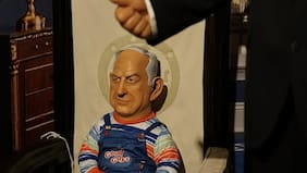 Artista chileno interviene museo en Madrid e irrumpe con figura de Netanyahu como Chucky y de Milei como perro de Trump