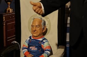 Artista chileno interviene museo en Madrid e irrumpe con figura de Netanyahu como Chucky y de Milei como perro de Trump