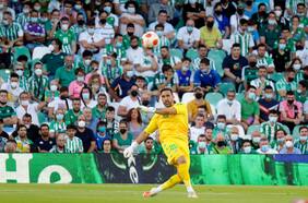 Director del Betis y renovación de Bravo: “Ya tendremos noticias, es un jugador importante para el club”