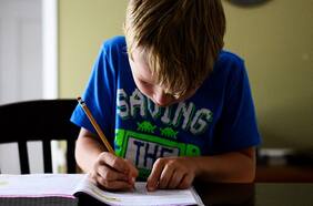 Clases on line en los colegios más caros de Chile y la queja de los apoderados: “Hay que correr”;“No bajaron la mensualidad”; “Han sido lentos”