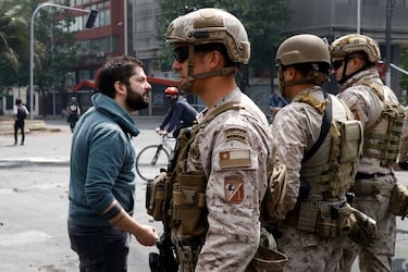 Gabriel Boric encara a militares desplegados en Plaza Italia