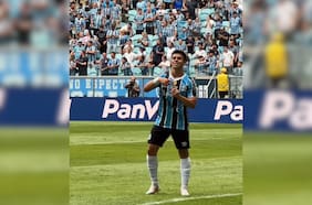 Alexander Aravena vuelve a marcar en Brasil y se consolida en el Gremio de Gustavo Quinteros