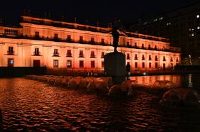 La Moneda se ilumina de dorado para concientizar sobre el cáncer infantil