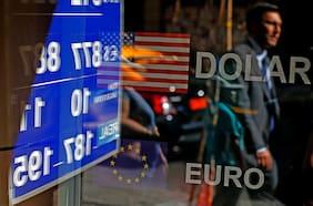 Dólar modera su caída frente al peso en jornada marcada por datos económicos