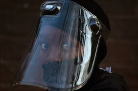 Esto pasaría en Chile con los contagios, las hospitalizaciones y las muertes, después de ver cómo evolucionó la variante Ómicron en Sudáfrica