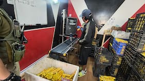 Detienen a seis personas en bodega clandestina donde adulteraban fecha de vencimiento de alimentos en La Pintana