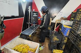 Detienen a seis personas en bodega clandestina donde adulteraban fecha de vencimiento de alimentos en La Pintana