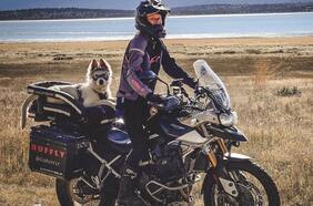 La mujer que recorre el mundo en moto junto a su cachorro