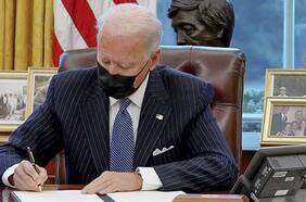 Biden anula veto de Trump que limitaba acceso de personas transgénero a las Fuerzas Armadas