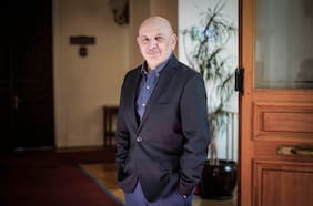 Juan Luis Castro, senador PS: “Sentirse de izquierda por llamar a movilizar está bien para un movimiento estudiantil, no para un partido político”