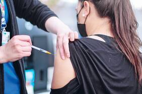 ¿Es diferente enfrentarse a Ómicron si tengo dos o tres dosis de vacuna?