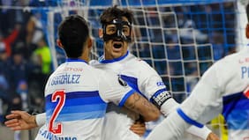 Ni una máscara detiene al Toro: el inagotable Fernando Zampedri le da un triunfo vital a la UC para soñar con octavos de final