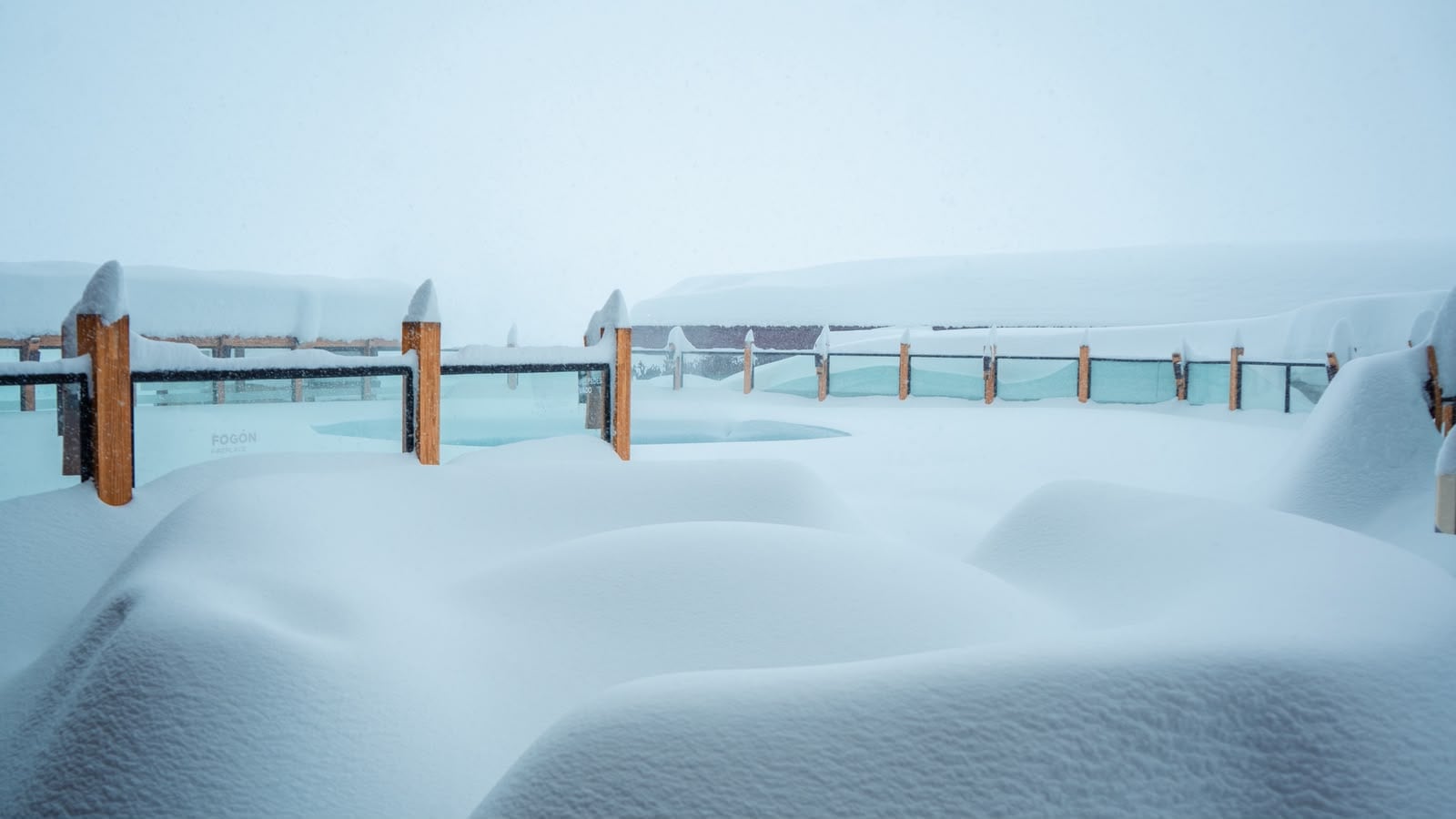 Las piscinas congeladas en la nieve.