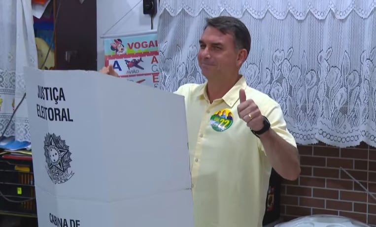 Flávio Bolsonaro vota en Río y confía en ganar en primera vuelta: “Brasil necesita cambio”