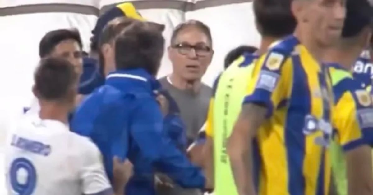 Tenso cruce: Guillermo Barros Schelotto fue a buscar a Ariel Holan tras el duelo entre Vélez y Rosario Central