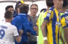 Tenso cruce: Guillermo Barros Schelotto fue a buscar a Ariel Holan tras el duelo entre Vélez y Rosario Central