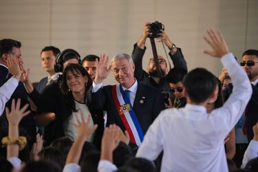 Primera pauta de Kast en el Liceo Augusto D’Halmar de Ñuñoa se desarrolla entre vítores y manifestaciones aisladas