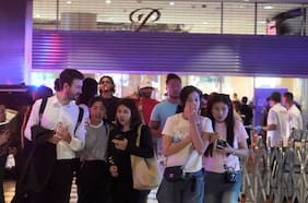 Adolescente de 14 años es principal sospechoso de matar a dos personas durante tiroteo en centro comercial de Bangkok