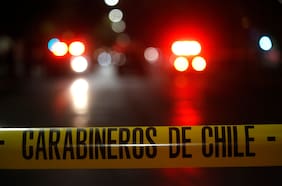 Vehículo cae desde paso nivel tras impactar con otro en la comuna de San Miguel