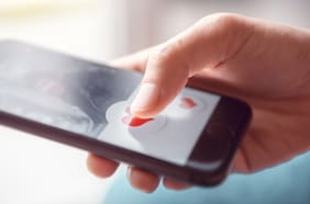 Cómo es Y Factor, el “Tinder” para buscar con quién tener un hijo