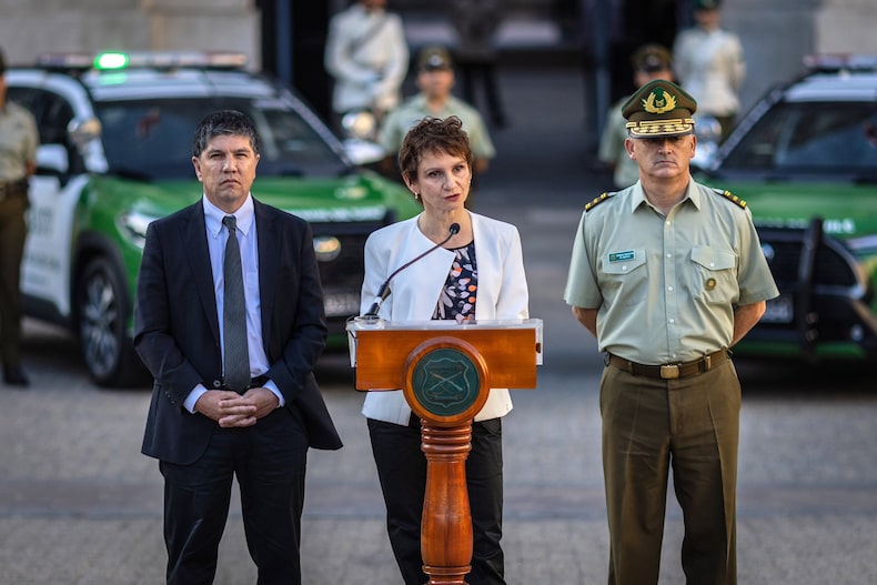 Ministra Tohá junto a subsecretario Monsalve y al general director (s) de Carabineros, Marcelo Araya