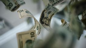 El dólar sigue a la baja y busca anotar su sexta jornada consecutiva con retrocesos