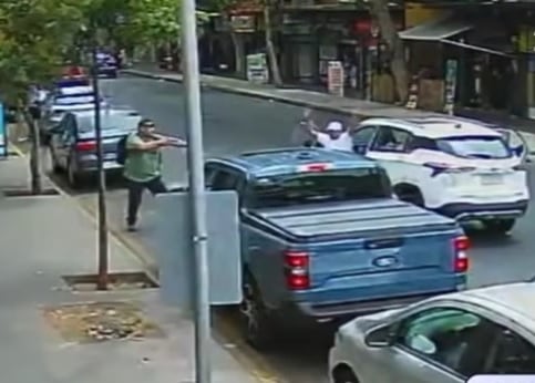 Carabinero frustra asalto y detiene a uno de los delincuentes en pleno centro de Santiago