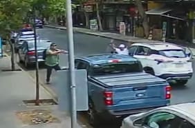 Delincuentes intentan asaltar a carabinero a la salida de un banco en Santiago: tres huyeron y uno resultó detenido