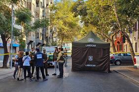 Dos personas fallecidas dejó balacera a un vehículo en pleno centro de Santiago