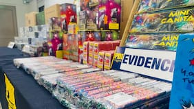 Incautan en La Pintana miles de cigarrillos y fuegos de artificio de contrabando comercializados en la zona sur de Santiago