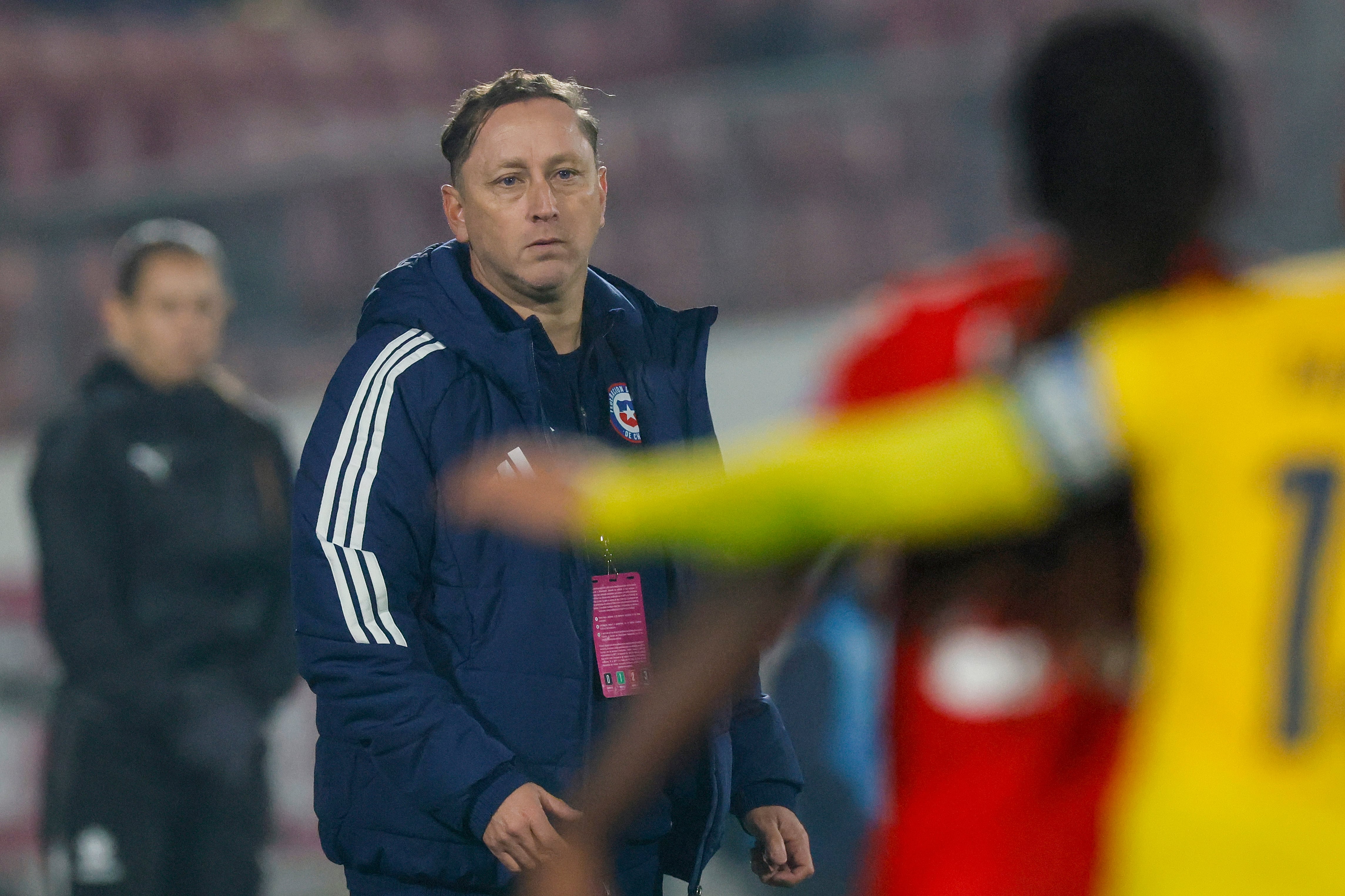 Su contrato termina en diciembre: los fracasos de la era Mena en la Roja femenina que amenazan su permanencia