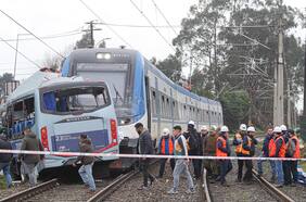 Tragedia en el sur: colisión entre tren y microbús deja al menos siete muertos en San Pedro de la Paz