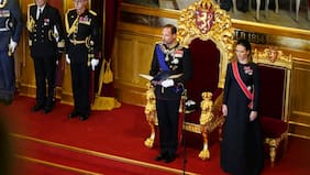 Haakon VIII presta juramento en el Parlamento noruego como nuevo monarca