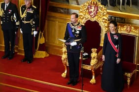 Haakon VIII presta juramento en el Parlamento noruego como nuevo monarca