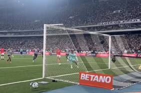 Da la vuelta al mundo: el insólito gol que regaló el arquero de Botafogo al Inter de Charles Aránguiz