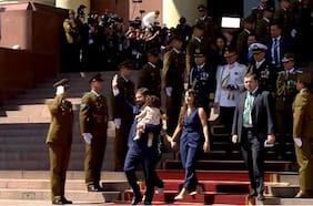 Con Violeta en brazos, expresidente Gabriel Boric abandona el Congreso Nacional