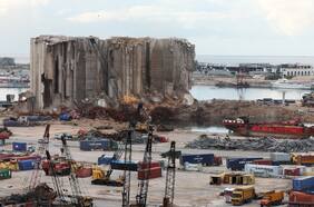 Juez libanés inculpa a primer ministro saliente por negligencia en explosión del puerto de Beirut