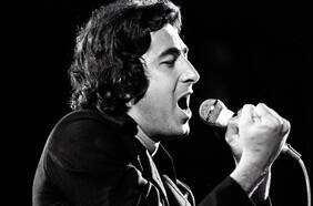 La canción que sonó cuando Myriam Hernández recibió Gaviota de Platino: Let me try again y un clásico de Viña