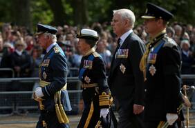 Rey Carlos III y sus hermanos asisten a la “Vigilia de los Príncipes” junto al féretro de Isabel II