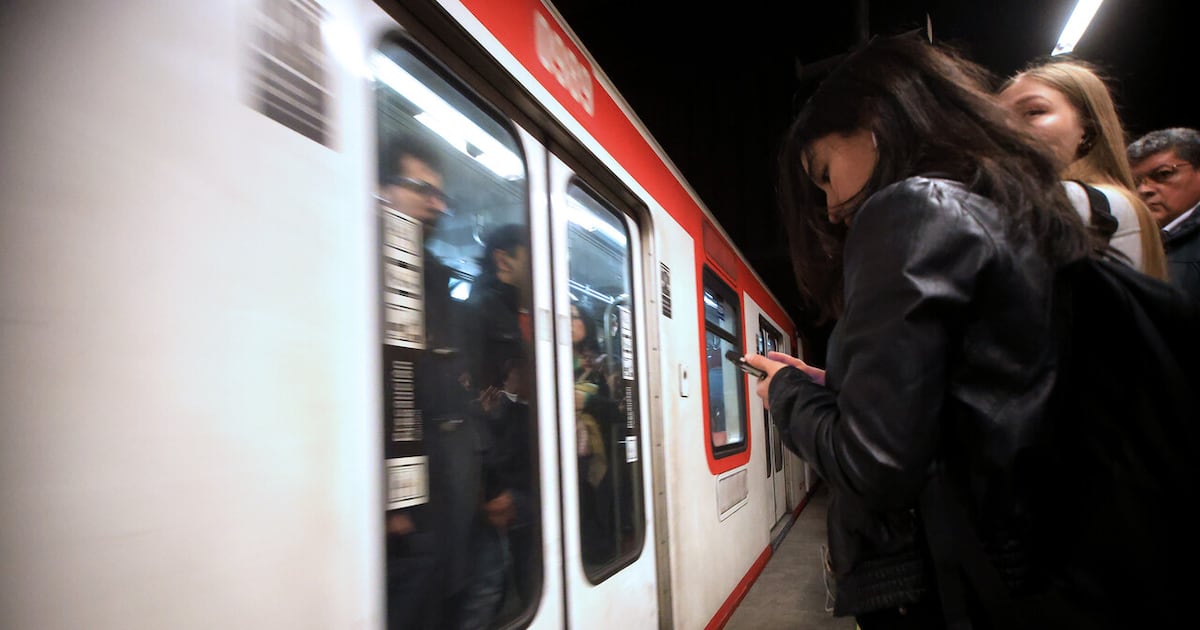 Metro de Santiago presenta retraso de frecuencia en servicio de trenes en tres líneas