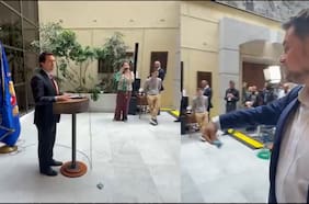 “Ahí tiene plata si quiere”: Manouchehri lanza billete a Araya cuando explicaba vínculos con Sergio Yáber