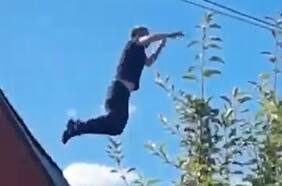 Al estilo de spiderman: hombre sufre grave caída al intentar huir de un robo